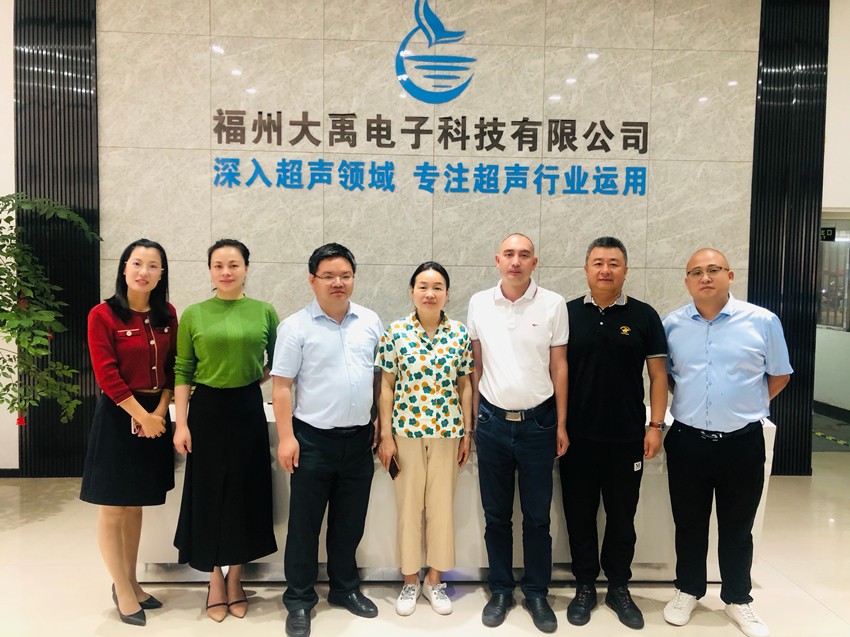 長汀縣委統(tǒng)戰(zhàn)部吳蓉部長和長汀商會蒞臨大禹電子參觀指導(dǎo).jpg 長汀縣委統(tǒng)戰(zhàn)部吳蓉部長和長汀商會蒞臨大禹電子參觀指導(dǎo).jpg